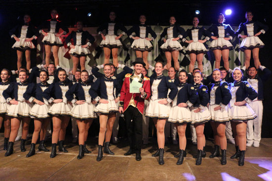 Der Conferencier liess es sich natürlich nicht nehmen, ein Gruppenfoto mit den Steinenbrücker Schiffermädchen zu machen.