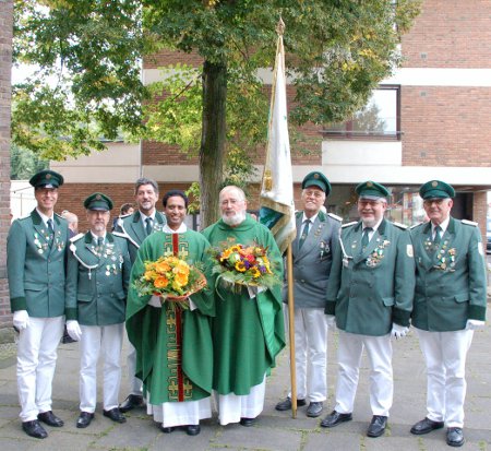 Pater Gerd-Willi Bergers und die Gimborner Delegation