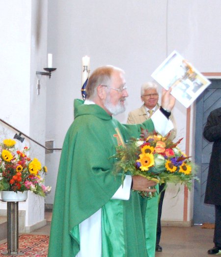 Pater Gerd-Willi Bergers erhält seine Gastgeschenke