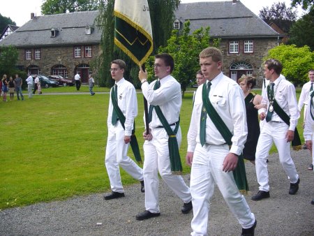 Die Jungschützen marschieren zur Prinzenkrönung