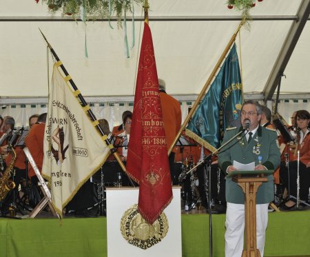 Der Vorsitzende Stefan Meisenberg eröffnet das Jubiläumsschützenfest