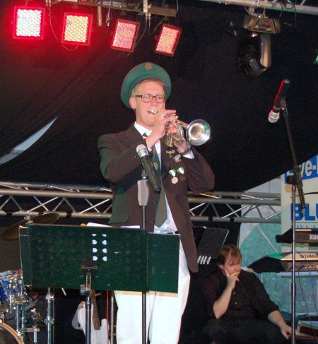 Sebastian Heimes spielt Trompete im Festzelt