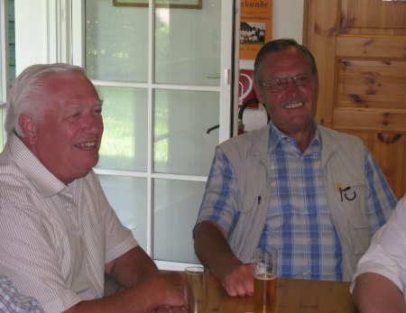 Der Sieger des Jahres 2010 Franz Heuser (links) und Helmut Hoff im Schießstand